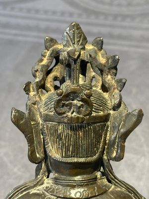 A Chinese bronze Guanyin, Ming and a Tibetan polychrome plaster relief, 19th C. — foto 22