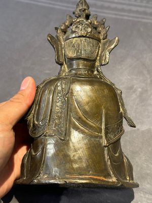 A Chinese bronze Guanyin, Ming and a Tibetan polychrome plaster relief, 19th C. — foto 23