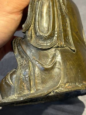 A Chinese bronze Guanyin, Ming and a Tibetan polychrome plaster relief, 19th C. — foto 25