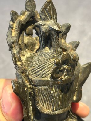 A Chinese bronze Guanyin, Ming and a Tibetan polychrome plaster relief, 19th C. — foto 26