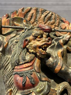 A Chinese bronze Guanyin, Ming and a Tibetan polychrome plaster relief, 19th C. — foto 3