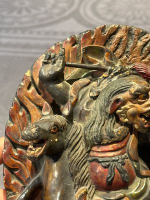 A Chinese bronze Guanyin, Ming and a Tibetan polychrome plaster relief, 19th C. — foto 4