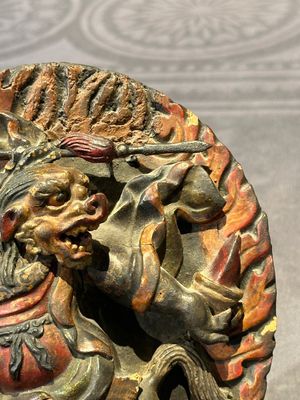 A Chinese bronze Guanyin, Ming and a Tibetan polychrome plaster relief, 19th C. — foto 5
