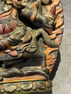 A Chinese bronze Guanyin, Ming and a Tibetan polychrome plaster relief, 19th C. — foto 6