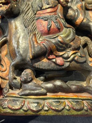 A Chinese bronze Guanyin, Ming and a Tibetan polychrome plaster relief, 19th C. — foto 7