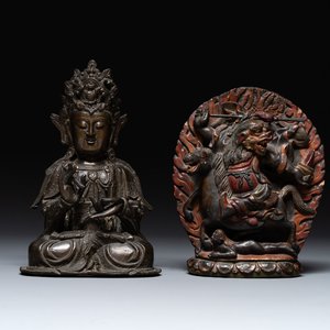 A Chinese bronze Guanyin, Ming and a Tibetan polychrome plaster relief, 19th C. — foto 1