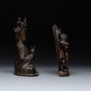 A Chinese bronze Guanyin, Ming and a Tibetan polychrome plaster relief, 19th C. — foto 2