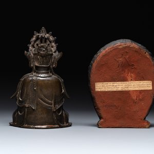 A Chinese bronze Guanyin, Ming and a Tibetan polychrome plaster relief, 19th C. — foto 3