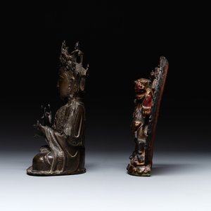 A Chinese bronze Guanyin, Ming and a Tibetan polychrome plaster relief, 19th C. — foto 4