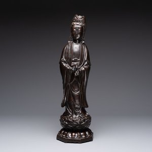 A Chinese bronze Guanyin standing on a lotus throne, 19th C. — foto 1