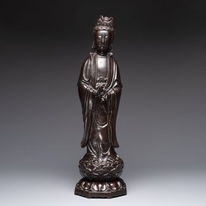 A Chinese bronze Guanyin standing on a lotus throne, 19th C. — foto 2