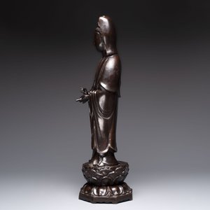 A Chinese bronze Guanyin standing on a lotus throne, 19th C. — foto 3