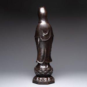 A Chinese bronze Guanyin standing on a lotus throne, 19th C. — foto 4