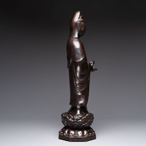 A Chinese bronze Guanyin standing on a lotus throne, 19th C. — foto 5