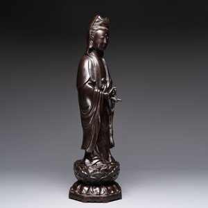 A Chinese bronze Guanyin standing on a lotus throne, 19th C. — foto 6