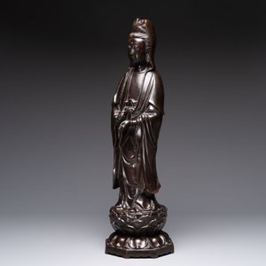 A Chinese bronze Guanyin standing on a lotus throne, 19th C. — foto 7