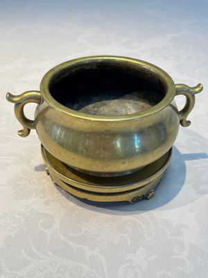 A Chinese bronze handled censer and stand, 17/18th C. — photo 1