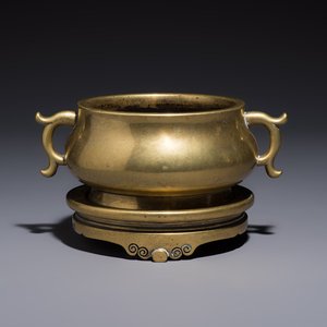 A Chinese bronze handled censer and stand, 17/18th C. — photo 1