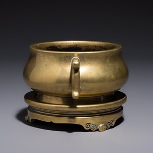 A Chinese bronze handled censer and stand, 17/18th C. — photo 2