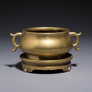 A Chinese bronze handled censer and stand, 17/18th C. — photo 3