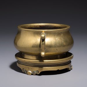 A Chinese bronze handled censer and stand, 17/18th C. — photo 4