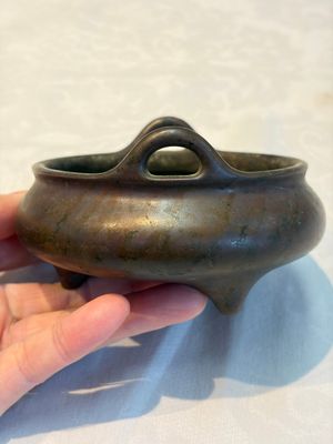 A Chinese bronze handled tripod censer, Yu Tang Jing Wan 玉堂精玩 mark, 17th C. — 照片 2