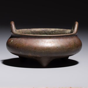 A Chinese bronze handled tripod censer, Yu Tang Jing Wan 玉堂精玩 mark, 17th C. — 照片 1