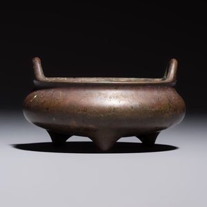 A Chinese bronze handled tripod censer, Yu Tang Jing Wan 玉堂精玩 mark, 17th C. — 照片 2