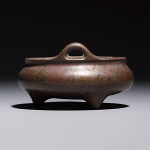 A Chinese bronze handled tripod censer, Yu Tang Jing Wan 玉堂精玩 mark, 17th C. — 照片 3