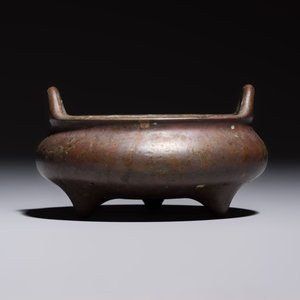 A Chinese bronze handled tripod censer, Yu Tang Jing Wan 玉堂精玩 mark, 17th C. — 照片 4