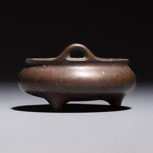 A Chinese bronze handled tripod censer, Yu Tang Jing Wan 玉堂精玩 mark, 17th C. — 照片 5