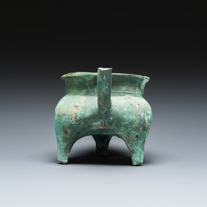 A Chinese bronze 'he' wine ewer, Western Zhou, ca. 11th-8th C. b.C. — photo 3