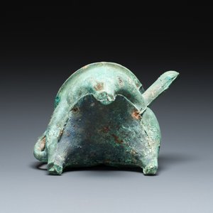 A Chinese bronze 'he' wine ewer, Western Zhou, ca. 11th-8th C. b.C. — photo 6