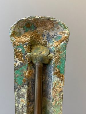 A Chinese bronze horse harness frontlet, Western Zhou — foto 8