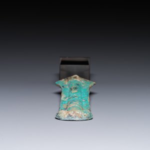 A Chinese bronze horse harness frontlet, Western Zhou — foto 5