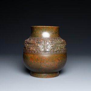 A Chinese bronze 'hu' vase with taotie masks, the base inscribed, 18/19th C. — 照片 1