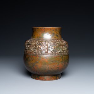 A Chinese bronze 'hu' vase with taotie masks, the base inscribed, 18/19th C. — 照片 5