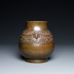 A Chinese bronze 'hu' vase with taotie masks, the base inscribed, 18/19th C. — 照片 6