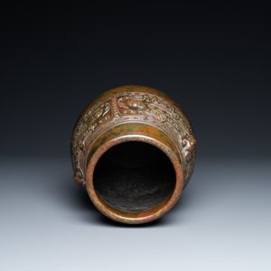 A Chinese bronze 'hu' vase with taotie masks, the base inscribed, 18/19th C. — 照片 7