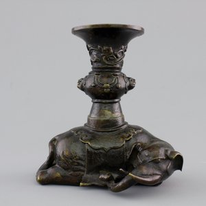 A Chinese bronze incense burner modeled as a reclining elephant, Ming Dynasty, 16/17th C. — 照片 1