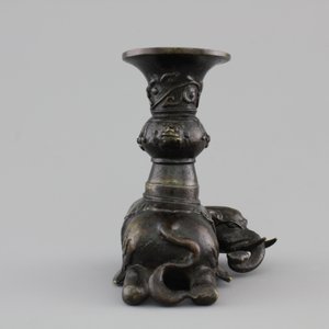 A Chinese bronze incense burner modeled as a reclining elephant, Ming Dynasty, 16/17th C. — 照片 2