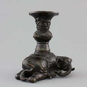 A Chinese bronze incense burner modeled as a reclining elephant, Ming Dynasty, 16/17th C. — 照片 5