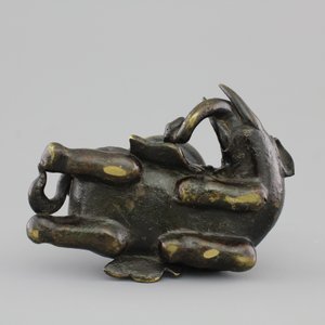 A Chinese bronze incense burner modeled as a reclining elephant, Ming Dynasty, 16/17th C. — 照片 6