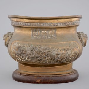 A Chinese bronze jardiniere on wooden stand, 19/20th C. — photo 1