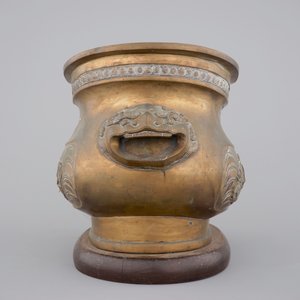 A Chinese bronze jardiniere on wooden stand, 19/20th C. — photo 2