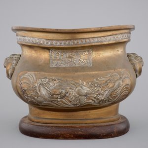 A Chinese bronze jardiniere on wooden stand, 19/20th C. — photo 3