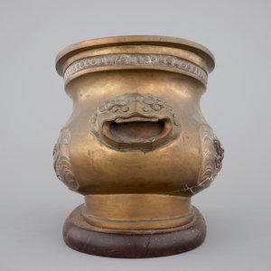 A Chinese bronze jardiniere on wooden stand, 19/20th C. — photo 4