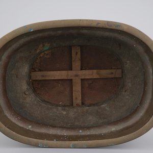 A Chinese bronze jardiniere on wooden stand, 19/20th C. — photo 5