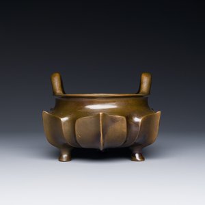 A Chinese bronze lotus-shaped tripod censer, Xuande mark, 18/19th C. — 照片 3
