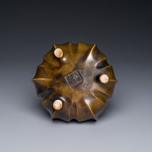 A Chinese bronze lotus-shaped tripod censer, Xuande mark, 18/19th C. — 照片 4